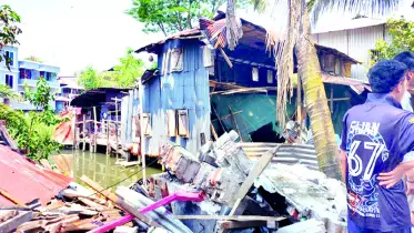 কলাপাড়ায় খালের ওপর নির্মিত স্থাপনা অপসারণ শুরু