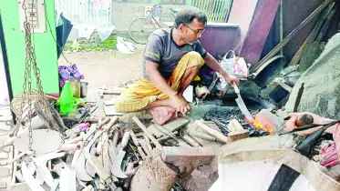 মোরেলগঞ্জে কামারপাড়ায় নেই সেই টুংটাং শব্দ 