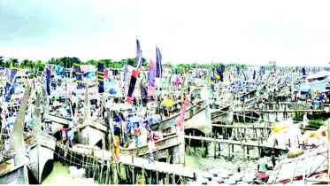 পাঁচ শতাধিক ট্রলার মহিপুর আলীপুর ঘাটে