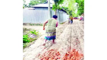 এলাকাবাসীর অর্থায়নে রাস্তা মেরামত