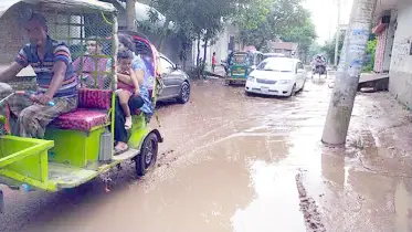 রাস্তার বেহাল দশা, অল্প বৃষ্টিতেই হাঁটুপানি