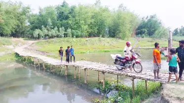 ব্রিজের অভাবে ১০ গ্রামের মানুষ ঝুঁকিতে