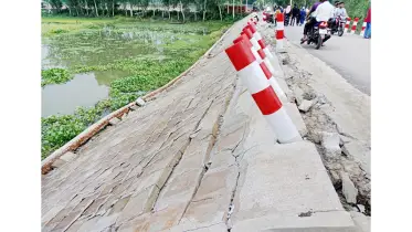 ধসে পড়ল ব্রিজের সংযোগ সড়কের নিরাপত্তা দেওয়াল