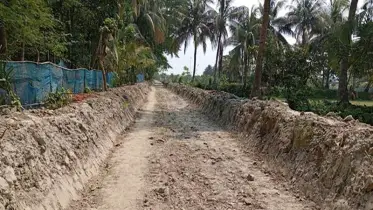 রাস্তার উন্নয়ন কাজে ধীরগতি