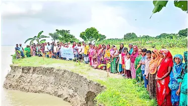 মানিকগঞ্জে পদ্মার ভাঙন আতঙ্কে জিও ব্যাগ ফেলার দাবি