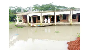 বাকেরগঞ্জে পানিতে ডুবে থাকে বিদ্যালয়ের মাঠ নৌকায় পারাপার