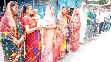 অত্যাচার ও হুমকিতে পালিয়ে বেড়াচ্ছে হেমন্তের পরিবার