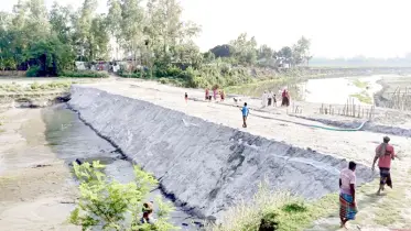 দশানী নদীর বুকে পাল্টাপাল্টি বাঁধ নির্মাণ
