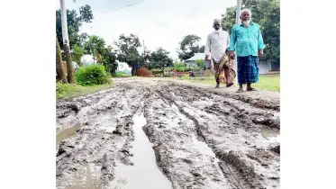 কাঁচা রাস্তায় দুর্ভোগে নাকাল পাঁচ গ্রামের মানুষ