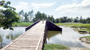 বাঁশের সাঁকোই এখন ভরসা