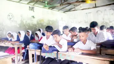 ঝুঁকিপূর্ণ ভবনে চলছে পাঠদান