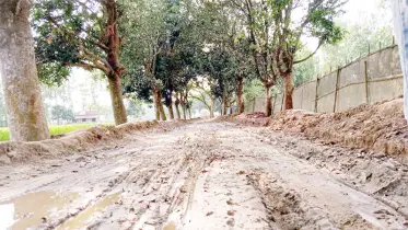 ঘোড়াঘাটে সড়ক খুঁড়ে লাপাত্তা ঠিকাদার বিপাকে মানুষ