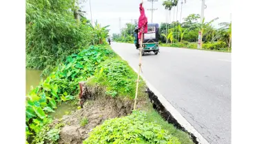 বাকেরগঞ্জে সড়ক সংস্কার কাজে অনিয়মের অভিযোগ