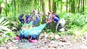 মঠবাড়িয়ায় খালের ময়লা-আবর্জনা অপসারণে স্বেচ্ছাসেবকরা