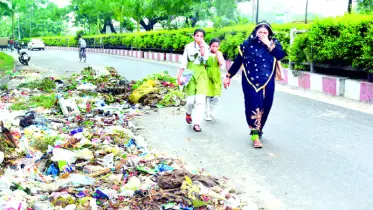 রাজশাহীতে সড়ক যেন  ময়লার ভাগাড় 