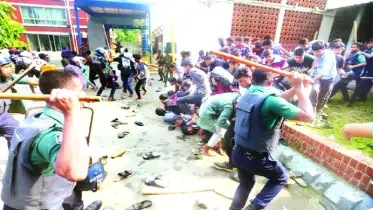 সচিবালয় এলাকায় শিক্ষার্থী পুলিশ ধাওয়া-পাল্টা ধাওয়া