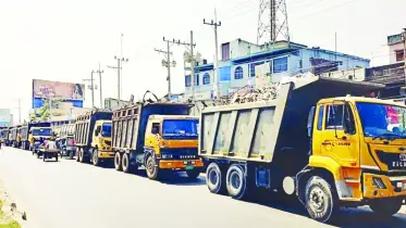 খোলা ট্রাকে স্ক্র্যাপ পরিবহন