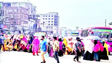 টঙ্গীতে বেতনের দাবিতে গার্মেন্টস শ্রমিকদের সড়ক অবরোধ