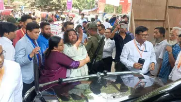 গভর্নরের গাড়ির সামনে শুয়ে পড়লেন ব্র্যাক ব্যাংকের চাকরিচ্যুতরা