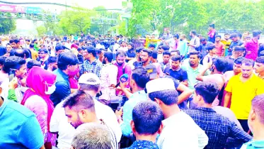 ১০ ঘণ্টা ধরে ইউআইইউ শিক্ষার্থীদের সড়ক অবরোধ