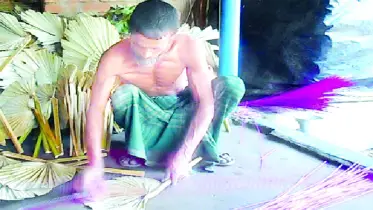 তালের হাতপাখা তৈরিতে ব্যস্ত শিল্পীরা
