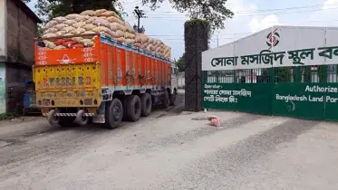 সোনামসজিদ স্থলবন্দর দিয়ে আমদানি-রপ্তানি বন্ধ আটকা ৫০০ ট্রাক