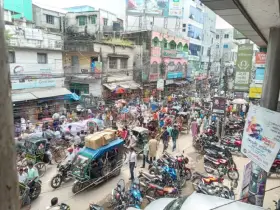 ফুটপাত দখল ও অপরিকল্পিত বহুতল ভবন নির্মাণে যানজটের সৃষ্টি