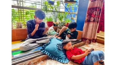 মুঠোফোনে বন্দি জীবন