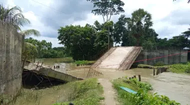 নেছারাবাদে নিম্নমানের নির্মাণে ধসে পড়ল সেতু