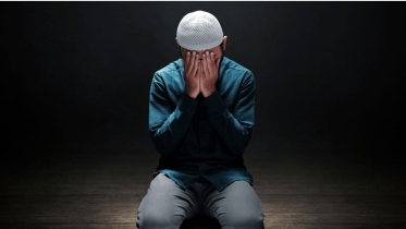 যাদের নামাজ-রোজা, এমনকি তওবাও কবুল হয় না!