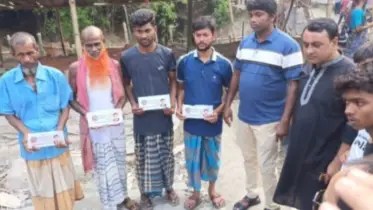 অগ্নিকাণ্ডে ক্ষতিগ্রস্থ পরিবারের মাঝে বিএনপি নেতা সেলিমুজ্জামানের আর্থিক অনুদান প্রদান