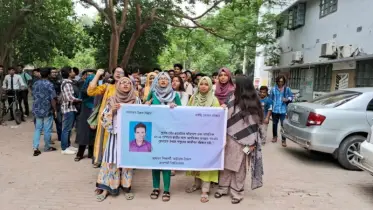 শিক্ষার্থীর সাথে অনৈতিক সম্পর্কে জড়িত শিক্ষকের বহিষ্কার দাবিতে বিক্ষোভ