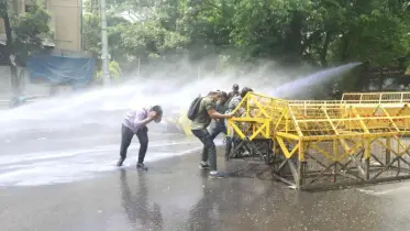 হাসনাতদের বেলায় ঠান্ডা পানি স্প্রে, জবি শিক্ষার্থীদের বেলায় টিয়ার শেল,সাউন্ড গ্রেনেড, লাঠি চার্জ