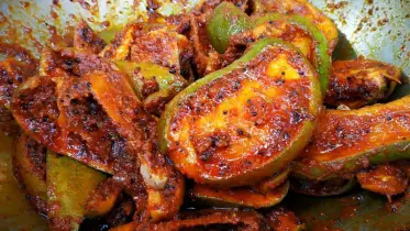 গ্রীষ্মের স্বাদ ধরে রাখতে এখনই বানিয়ে ফেলুন খোসাসহ কাঁচা আমের আচার