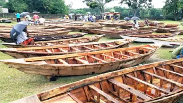 টাঙ্গাইলে বর্ষা ঘিরে ৩২টি হাটে নৌকা তৈরি ও বিক্রির ধুম