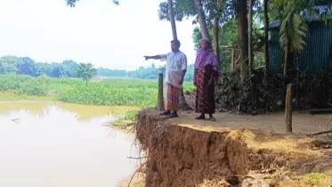 অবৈধ বালু উত্তোলনে নদীতে ভাঙন, হুমকিতে বসতবাড়ি 