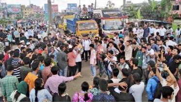 বরিশালে মহাসড়ক অবরোধ করে শিক্ষার্থীদের বিক্ষোভ