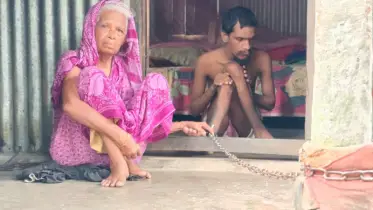 ৩০ বছর ধরে সন্তান শিকলবন্দি, ভিক্ষা করে খাওয়াচ্ছেন বৃদ্ধ মা