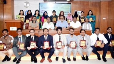 ডিন’স অ্যাওয়ার্ড পেলেন খুবির ২২ শিক্ষার্থী 
