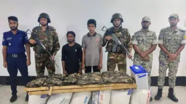 টেকনাফে সামরিক ইউনিফর্মসহ আটক ২