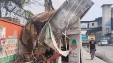 ট্রাকের ধাক্কায় দুমড়ে-মুচড়ে গেল ট্রাফিক বক্স, আহত ২