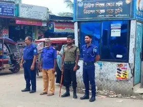রাজারহাটে যানজট নিরসন ও নিরাপত্তার স্বার্থে পুলিশের সঙ্গে আনসার ও গ্রামপুলিশের যৌথ প্রহরা
