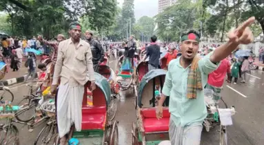 “ছাত্র জনতার ভয় নাই, রাজপথ ছাড়ি নাই” — জুলাইয়ের হিরো রিকশাওয়ালারা
