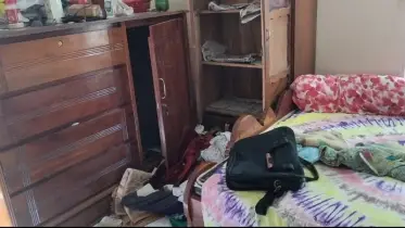 বাবা হাসপাতালে, এই সুযোগে ঘরে চোরের হানা: উধাও ৩০ ভরি সোনা ও ৫ লাখ টাকা