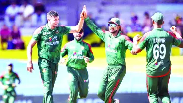 বোলিং ঝলকের পর ব্যাটিং ব্যর্থতা