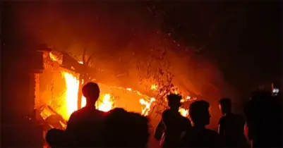 নারায়ণগঞ্জে হাকিম প্লাজায় ভয়াবহ আগুন, পুড়লো ৩০ লাখ টাকার মালামাল