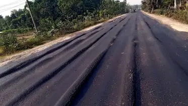 রাস্তা দেখলে মনে হবে সাগরের ঢেউয়ে খেলা পথ, তবে এটা মহাসড়ক! 