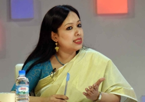আ. লীগকে স্বাভাবিক ভাবে মরতে দিলে মানুষ ফিরেও তাকাতো না: রুমিন ফারহানা