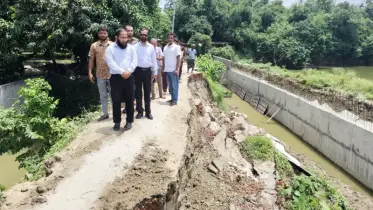 রাজশাহীতে নতুন সড়কে ধ্বস, ইউএনওর হস্তক্ষেপে চালু হলো অস্থায়ী যোগাযোগ