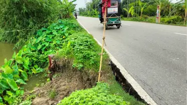 ঢাকা-বরিশাল মহাসড়ক এখন মরণফাঁদ